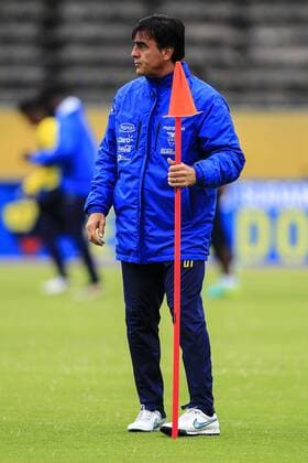 Fußball, Nationalteam Ecuador Training Ecuador s coach Gustavo Quinteros (L) participates at a training session of the team prior to their FIFA 2018 World Cup Russia Qualifiers match against Venezuela tomorrow, in Quito, Ecuador, 14 November 2016. EFE Jose Jacome ECUADOR S TRAINING SESSION IN QUITO !ACHTUNG: NUR REDAKTIONELLE NUTZUNG!  QUI001 20161114-636147475478433696
