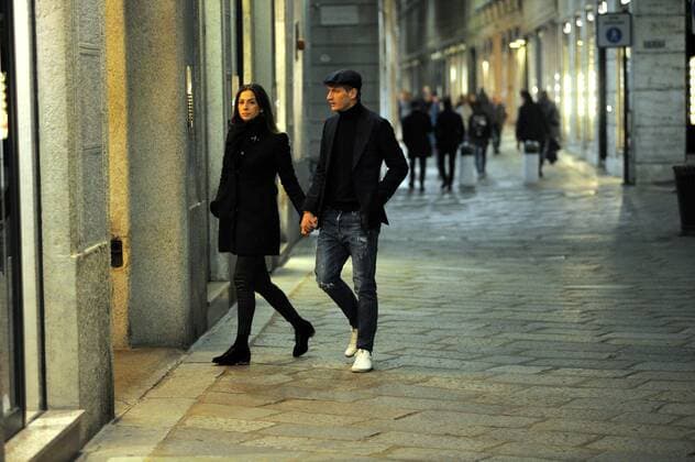 Fußball, Ignazio Abate und Freundin unterwegs in Mailand Milan, Ignazio Abate and wife walking in the center The Milan defender Ignazio Abate surprised strolling downtown in the late evening. Here he is walking on Via della Spiga with his wife Valentina Del Vecchio hand in hand.  Copyright: xMimmoxCarrierox xIPAx