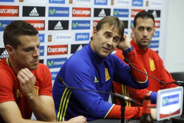 Fußball, Nationalteam Spanien Pressekonferenz Spanish National soccer team head coach Julen Lopetegui (C) poses next to defender Cesar Azpilicueta (L) and midfielder Sergio Busquets (R) during the press conference PK Pressekonferenz held at Wembley stadium in London, United Kingdom on 14 November 2016. Spain will face England upcoming 15 November. Spanish National soccer team s press conference !ACHTUNG: NUR REDAKTIONELLE NUTZUNG!  20161114-636147505955519408
