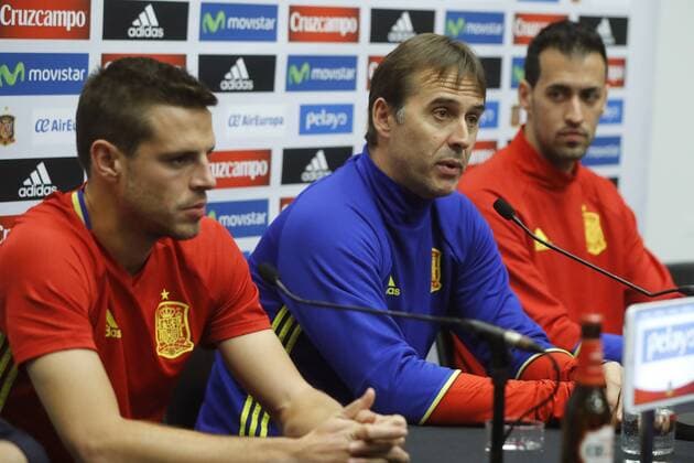 Fußball, Nationalteam Spanien Pressekonferenz Spanish National soccer team head coach Julen Lopetegui (C) poses next to defender Cesar Azpilicueta (L) and midfielder Sergio Busquets (R) during the press conference PK Pressekonferenz held at Wembley stadium in London, United Kingdom on 14 November 2016. Spain will face England upcoming 15 November. Spanish National soccer team s press conference !ACHTUNG: NUR REDAKTIONELLE NUTZUNG!  20161114-636147506619649474