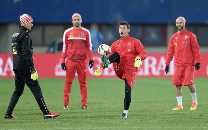 Fußball, Nationalteam Österreich Training SOCCER - AUT vs SVK, test match, preview VIENNA,AUSTRIA,14.NOV.16 - SOCCER - OEFB international match Länderspiel Austria vs Slovakia, preview, training team AUT. Image shows goalkeeper coach Klaus Lindenberger (AUT), Lukas Hinterseer (AUT), Heinz Lindner (AUT) and Michael Madl (AUT). GEPAxpictures xChristianxOrt