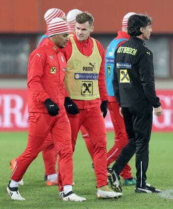 Fußball, Nationalteam Österreich Training SOCCER - AUT vs SVK, test match, preview VIENNA,AUSTRIA,14.NOV.16 - SOCCER - OEFB international match Länderspiel Austria vs Slovakia, preview, training team AUT. Image shows Valentino Lazaro (AUT), Stefan Stangl (AUT) and sports scientists Gerhard Zallinger (AUT). GEPAxpictures xChristianxOrt
