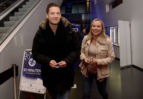 14.11.2016, xfux, Fussball 1.Bundesliga, SV Darmstadt 98 Kinopremiere 90 Minuten 98 im Kinopolis in Darmstadt, emspor emonline deloka, v.l. Teammanager Michael Stegmayer (SV Darmstadt 98) mit seiner Frau Sandra Darmstadt
