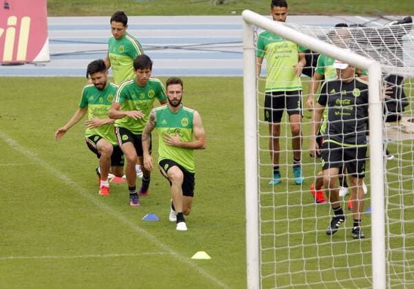 Fußball, WM Quali, Mexiko - PK und Training Mexico s players participate at a training session in Panama City, Panama, 14 November 2016. Mexico will face Panama for the FIFA 2018 World Cup Russia Qualifiers, EFE Alejandro Bolivar MEXICO S TRAINING SESSION IN PANAMA !ACHTUNG: NUR REDAKTIONELLE NUTZUNG!  PAN001 20161115-636147673236399096