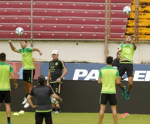 Fußball, WM Quali, Mexiko - PK und Training Mexico s players participate at a training session in Panama City, Panama, 14 November 2016. Mexico will face Panama for the FIFA 2018 World Cup Russia Qualifiers, EFE Alejandro Bolivar MEXICO S TRAINING SESSION IN PANAMA !ACHTUNG: NUR REDAKTIONELLE NUTZUNG!  PAN001 20161115-636147673246383224