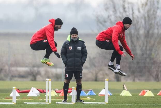 Jan Moravek (FC Augsburg 14, li.) und Marvin Friedrich (FC Augsburg 15) machen großen Sprünge im Training, beobachtet von Trainer Dirk Schuster, FC Augsburg, Training, Saison 2016 - 2017, 15.11.2016