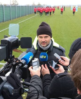 Bilder des Tages - SPORT Dirk Schuster (Trainer FC Augsburg) im Interview auf dem Trainingsplatz, FC Augsburg, Training, Saison 2016 - 2017, 15.11.2016