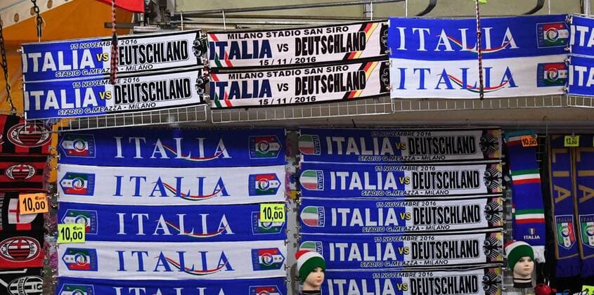 Fussball, Herren, Saison 2016 2017, Länderspiel in Mailand, Italien - Deutschland, am Giuseppe-Meazza-Stadion werden rund vier Stunden vor dem Spiel schon Schals zum Spiel verkauft, 15.11. 2016,