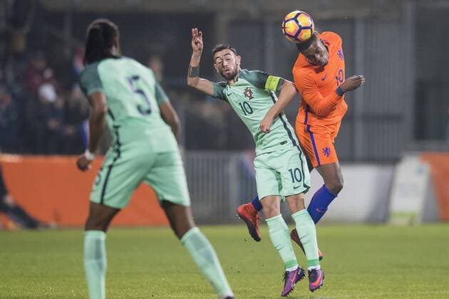 Fußball, U21 EM Quali, Niederlande - Portugal (L-R) Bruno Fernandes of Portugal U21 U 21 Riechedly Bazoer of The Netherlands U21during the friendly match between Netherlands U21 and Portugal U21 on November 15, 2016 at the Vijverberg in Doetinchem, The Netherlands. Netherlands U21 v Portugal U21 Friendly match 2016 2017 xVIxGerritxvanxKeulenxIVx 6585928
