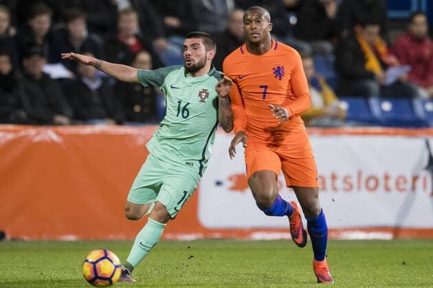 Fußball, U21 EM Quali, Niederlande - Portugal (L-R) Rebocho of Portugal U21 U 21 Gervane Kastaneer of The Netherlands U21during the friendly match between Netherlands U21 and Portugal U21 on November 15, 2016 at the Vijverberg in Doetinchem, The Netherlands. Netherlands U21 v Portugal U21 Friendly match 2016 2017 xVIxGerritxvanxKeulenxIVx 6585929