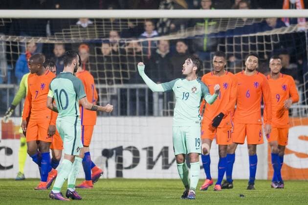Fußball, U21 EM Quali, Niederlande - Portugal (L-R) Bruno Fernandes of Portugal U21 U 21 Iuri Medeiros of Portugal U21during the friendly match between Netherlands U21 and Portugal U21 on November 15, 2016 at the Vijverberg in Doetinchem, The Netherlands. Netherlands U21 v Portugal U21 Friendly match 2016 2017 xVIxGerritxvanxKeulenxIVx 6585933