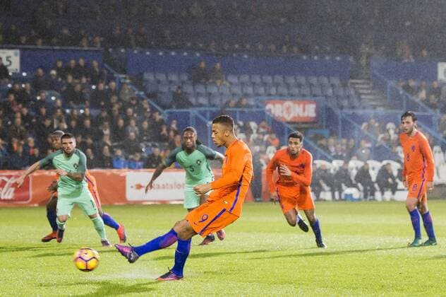 Fußball, U21 EM Quali, Niederlande - Portugal Richairo Zivkovic of The Netherlands U21 U 21 scores a penaltyduring the friendly match between Netherlands U21 and Portugal U21 on November 15, 2016 at the Vijverberg in Doetinchem, The Netherlands. Netherlands U21 v Portugal U21 Friendly match 2016 2017 xVIxGerritxvanxKeulenxIVx 6585934