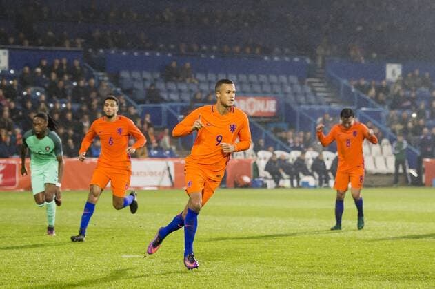 Fußball, U21 EM Quali, Niederlande - Portugal (L-R) Jairo Riedewald of The Netherlands U21 U 21 Richairo Zivkovic of The Netherlands U21, Joris van Overeem of The Netherlands U21during the friendly match between Netherlands U21 and Portugal U21 on November 15, 2016 at the Vijverberg in Doetinchem, The Netherlands. Netherlands U21 v Portugal U21 Friendly match 2016 2017 xVIxGerritxvanxKeulenxIVx 6585935