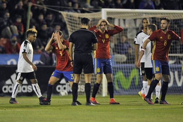 Fußball, U21 EM Quali, Spanien - Österreich Spanish National U-21 team striker Borja Mayoral (C) and defender Jose Luis Gaya (2L) complains during their second leg match of the qualifiying match against Austria for the U-21 s Eurocup played at Carlos Berlmonte stadium in Albacete, Spain on 15 November 2016. SPAIN VS AUSTRIA !ACHTUNG: NUR REDAKTIONELLE NUTZUNG!  20161115-636148357549739529