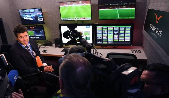 Themen der Woche - SPORT Bilder des Tages - SPORT Fussball International Testspiel in Mailand Italien - Deutschland 15.11.2016 Zweiter FIFA Video Assistant Referee Test (VAR); FIFA Schiedsrichter Chef Massimo Busacca (li, Schweiz) im Videoraum des Anbieters Hawk-Eye 