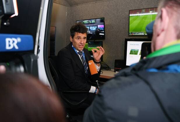 Fussball International Testspiel in Mailand Italien - Deutschland 15.11.2016 Zweiter FIFA Video Assistant Referee Test (VAR); FIFA Schiedsrichter Chef Massimo Busacca (Schweiz) im Videoraum des Anbieters Hawk-Eye 