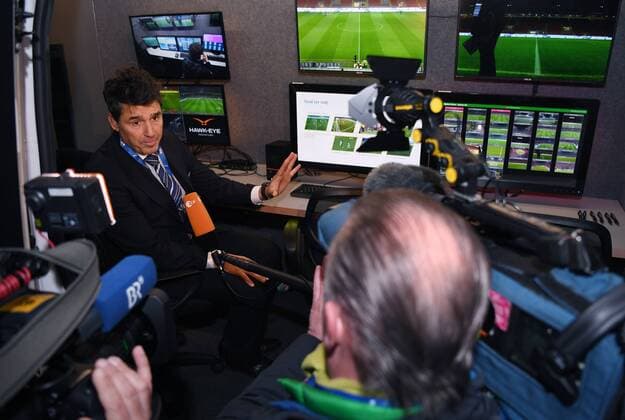 Fussball International Testspiel in Mailand Italien - Deutschland 15.11.2016 Zweiter FIFA Video Assistant Referee Test (VAR); FIFA Schiedsrichter Chef Massimo Busacca (li, Schweiz) im Videoraum des Anbieters Hawk-Eye 