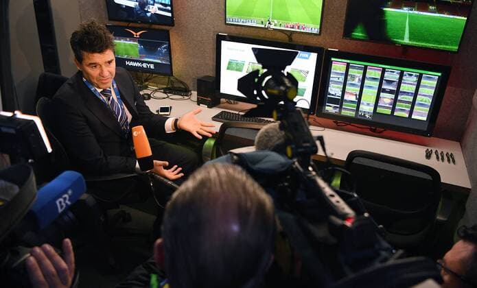 Fussball International Testspiel in Mailand Italien - Deutschland 15.11.2016 Zweiter FIFA Video Assistant Referee Test (VAR); FIFA Schiedsrichter Chef Massimo Busacca (Schweiz) im Videoraum des Anbieters Hawk-Eye 