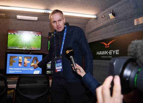Fussball International Testspiel in Mailand Italien - Deutschland 15.11.2016 Zweiter FIFA Video Assistant Referee Test (VAR); Johannes Holzmueller (Leiter der FIFA-Abteilung Technologie-Innovation) im Videoraum im Videoraum des Anbieters Hawk-Eye 