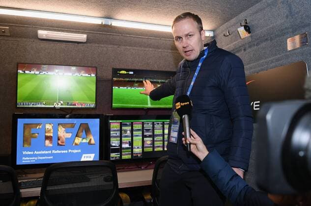 Fussball International Testspiel in Mailand Italien - Deutschland 15.11.2016 Zweiter FIFA Video Assistant Referee Test (VAR); Johannes Holzmueller (Leiter der FIFA-Abteilung Technologie-Innovation) im Videoraum im Videoraum des Anbieters Hawk-Eye 