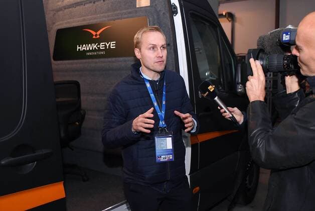 Fussball International Testspiel in Mailand Italien - Deutschland 15.11.2016 Zweiter FIFA Video Assistant Referee Test (VAR); Johannes Holzmueller (Leiter der FIFA-Abteilung Technologie-Innovation) vor Videoraum im Videoraum des Anbieters Hawk-Eye 