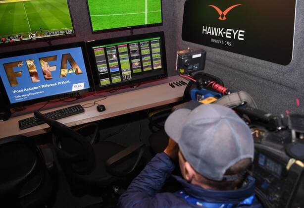 Fussball International Testspiel in Mailand Italien - Deutschland 15.11.2016 Zweiter FIFA Video Assistant Referee Test (VAR); Ansicht des Videoraum im Van des Anbieters Hawk-Eye 