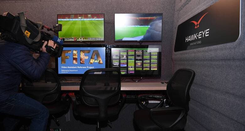Fussball International Testspiel in Mailand Italien - Deutschland 15.11.2016 Zweiter FIFA Video Assistant Referee Test (VAR); Ansicht des Videoraum im Van des Anbieters Hawk-Eye 
