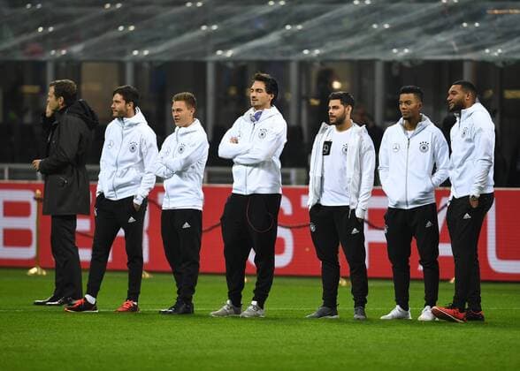 Fussball, Herren, Saison 2016 2017, Länderspiel in Mailand, Italien - Deutschland, Platzbesichtigung vor dem Spiel, Teammanager Oliver Bierhoff, Jonas Hector, Joshua Kimmich, Mats Hummels, Kevin Volland, Benjamin Henrichs, Jonathan Tah, 15.11.2016,