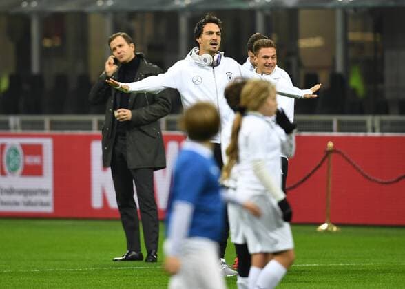 Fussball, Herren, Saison 2016 2017, Länderspiel in Mailand, Italien - Deutschland, Mats Hummels (Nr. 5, Deutschland) will das Spiel der beiden Mädchenmannschaften auf dem Rasen beenden, 15.11.2016,
