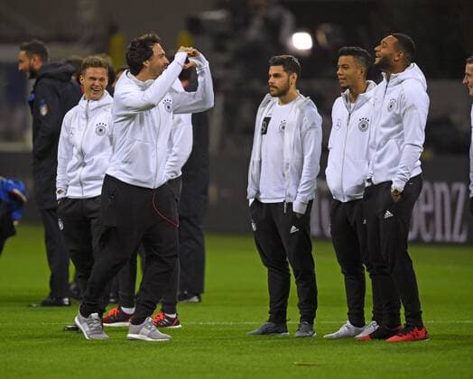 15.11.2016, Fussball Test-Länderspiel, Italien - Deutschland, im Guiseppe Meazza Stadion in Mailand. Vor dem Spiel, v.li: Joshua Kimmich (Deutschland), Mats Hummels (Deutschland), Kevin Volland (Deutschland) 