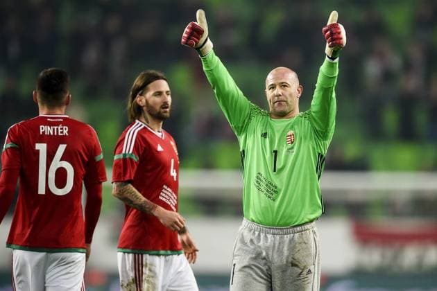 Fußball, Ungarn - Schweden, Gabor Kiraly verabschiedet sich 161115 Ungerns malvakt Gabor Kiraly gör sin sista landskamp och tackas av - Nationalteam Fussball - Ungarn - Schweden -15 november 2016 in Budapest.  Copyright: DanielxStillerx xBILDBYRN BB161115DS020
