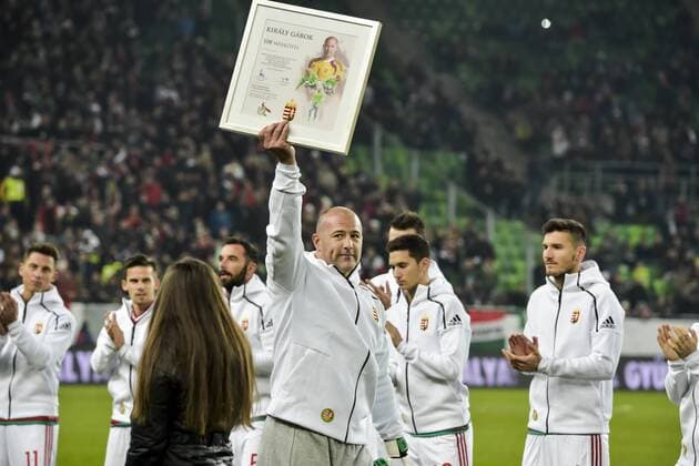 Fußball, Gabor Kiraly beendet Nationalmannschaftskarriere 161115 Ungerns malvakt Gabor Kiraly hyllas inför matchen da han gör sin sista landskamp - Nationalteam Fussball - Ungarn - Schweden -15 november 2016 in Budapest.  Copyright: DanielxStillerx xBILDBYRN BB161115DS025