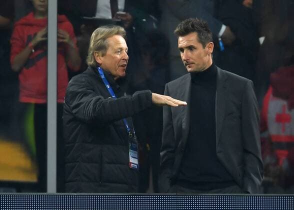 Fussball, Herren, Saison 2016 2017, Länderspiel in Mailand, Italien - Deutschland, Physio Klaus Eder vor dem Spiel im Gespräch mit Miroslav Klose, 15.11.2016,