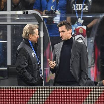 Fussball, Herren, Saison 2016 2017, Länderspiel in Mailand, Italien - Deutschland, Physio Klaus Eder vor dem Spiel im Gespräch mit Miroslav Klose, 15.11.2016,