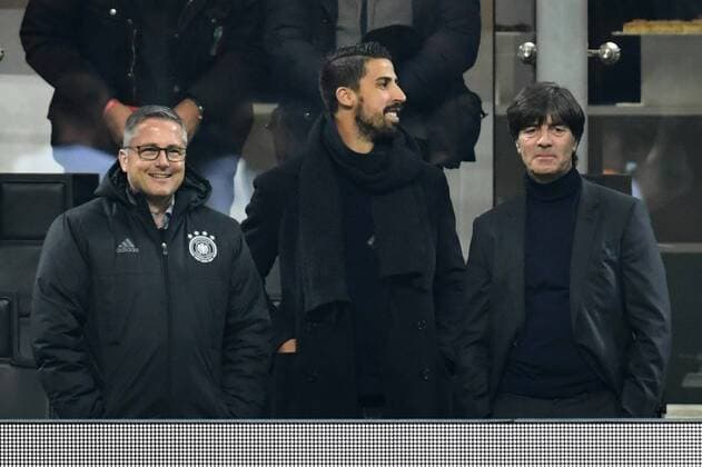 Fussball, Herren, Saison 2016 2017, Länderspiel in Mailand, Italien - Deutschland, Sami Khedira (Nr. 6, Deutschland, mi.) und Bundestrainer Joachim Löw (Deutschland, re.) vor dem Spiel, 15.11.2016,