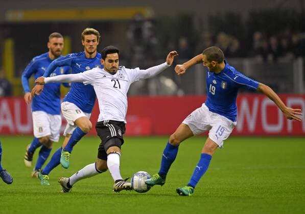 15.11.2016, Fussball Test-Länderspiel, Italien - Deutschland, im Guiseppe Meazza Stadion in Mailand. v.li: Ilkay Gündogan (Deutschland) gegen Leonardo Bonucci (Italien). 