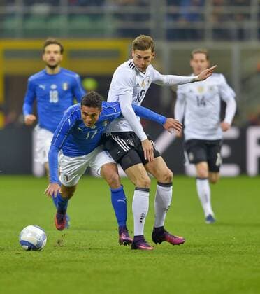 15.11.2016, Fussball Test-Länderspiel, Italien - Deutschland, im Guiseppe Meazza Stadion in Mailand. v.l. Citadin Martins Eder (Italien) gegen Leon Goretzka (Deutschland) 