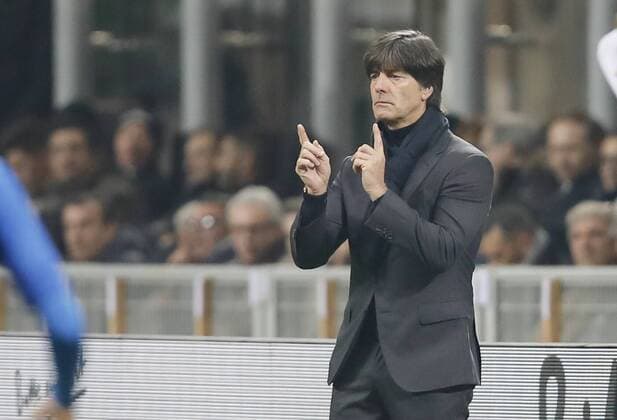 DFB Bundestrainer Joachim Jogi LOEW, LÖW,Gesticulates and giving instructions, action, single image, gesture, gesture, hand movement, pointing, interpret, one person, portrait, single, half-size, ITALY - GERMANY Friendly match at November 15, 2016 in Mailand, Italy