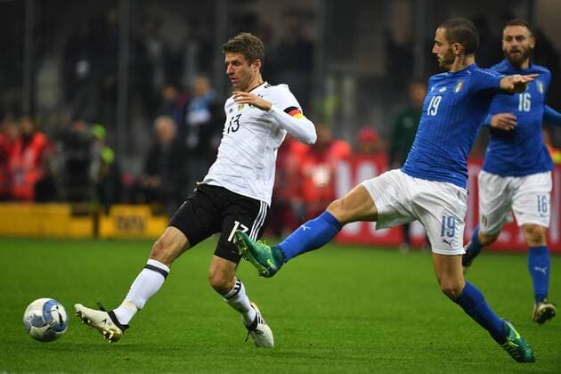 Fussball, Herren, Saison 2016 2017, Länderspiel in Mailand, Italien - Deutschland, Thomas Müller (Nr. 13, Deutschland), Leonardo Bonucci (Nr. 19, Italien), 15.11.2016,