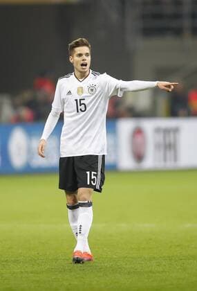 Julian WEIGL, DFB 15 Ganzfigur, Aktion, Portrait, Einzelbild, Einzelaktion, gestikuliert und gibt Anweisungen, Aktion, Einzelbild, Gestik, Geste, Handbewegung, zeigen, deuten ITALY - GERMANY Friendly match at November 15, 2016 in Mailand, Italy