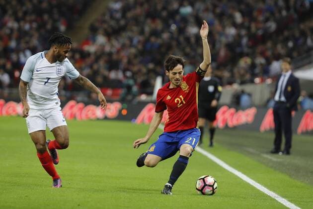 Spanish national team Nationalteam soccer player David Silva (R) views for the ball against Raheem Sterling (L) during an International Friendly Länderspiel soccer match at Wembley Stadium in London, Britain, 15 November 2016. England v Spain !ACHTUNG: NUR REDAKTIONELLE NUTZUNG!  GRA486. 20161115-636148418573036760