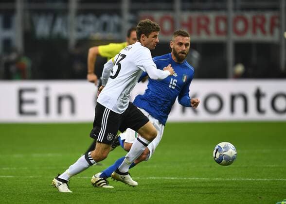 Fussball, Herren, Saison 2016 2017, Länderspiel in Mailand, Italien - Deutschland, Thomas Müller (Nr. 13, Deutschland), Daniele de Rossi (Nr. 16, Italien), 15.11.2016,