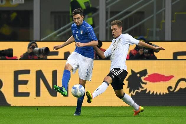 Fussball, Herren, Saison 2016 2017, Länderspiel in Mailand, Italien - Deutschland, Matteo Darmian (Nr. 4, Italien), Joshua Kimmich (Nr. 18, Deutschland), 15.11.2016,