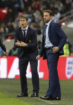 Fußball, England - Spanien Spain s national team Nationalteam coach, Julen Lopetegui (L) and England s coach, Gareth Southgate (R), during an International Friendly Länderspiel soccer match at Wembley Stadium in London, Britain, 15 November 2016. England v Spain !ACHTUNG: NUR REDAKTIONELLE NUTZUNG!  GRA488 20161115-636148421080768910