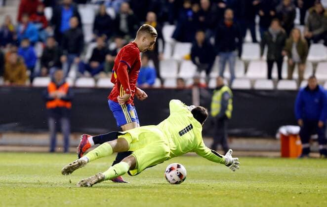 SOCCER - UEFA U21 U 21 EC quali, ESP vs AUT ALBACETE,SPAIN,15.NOV.16 - SOCCER - UEFA Under-21 European Championship EM Europameisterschaft qualification, play off, OEFB international match Länderspiel Spain vs Austria. Image shows Gerard Deulofeu (ESP) and Daniel Bachmann (AUT). GEPAxpictures xCordonxPress