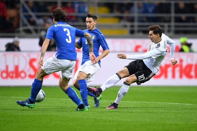 Fussball International Testspiel in Mailand Italien - Deutschland 15.11.2016 Leon Goretzka (re, Deutschland) gegen Alessio Romagnoli (li) und Matteo Darmian (Mitte, beide Italien) 