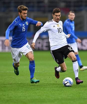 Fussball International Testspiel in Mailand Italien - Deutschland 15.11.2016 Daniele Rugani (li, Italien) gegen Leon Goretzka (re, Deutschland) 