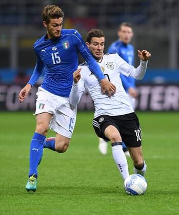 Fussball International Testspiel in Mailand Italien - Deutschland 15.11.2016 Daniele Rugani (li, Italien) gegen Leon Goretzka (re, Deutschland) 