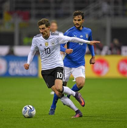 15.11.2016, Fussball Test-Länderspiel, Italien - Deutschland, im Guiseppe Meazza Stadion in Mailand. v.i: Leon Goretzka (Deutschland) gegen Marco PAROLO (ITA) 