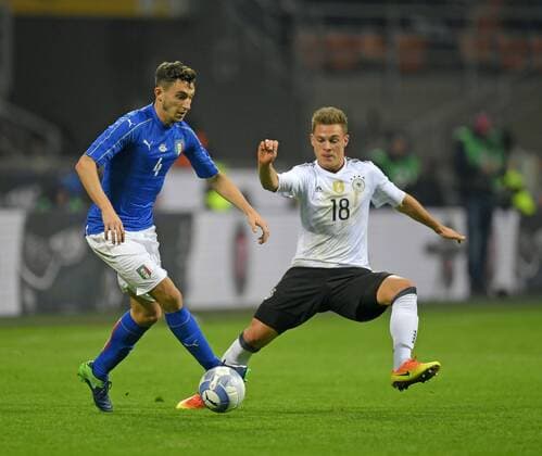 15.11.2016, Fussball Test-Länderspiel, Italien - Deutschland, im Guiseppe Meazza Stadion in Mailand. v.li: Matteo DARMIAN (ITA) gegen Joshua Kimmich (Deutschland). 